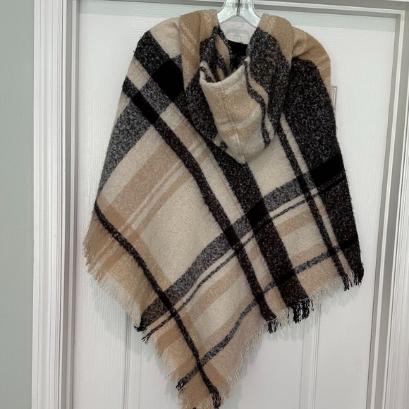 Vince Camuto Elegant Hooded Plaid Topper/Poncho Black/Ivory One Size NWOT - Picture 5 of 11